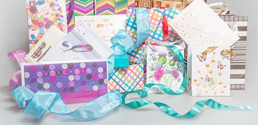 Geschenkpapiere Geschenkbögen Geschenkbänder für hübsche Päckchen Gutschein Karten