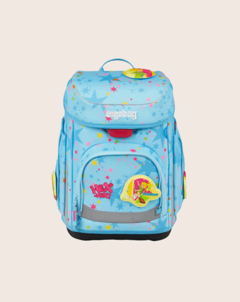 Blauer Schulrucksack mit farbenfrohem Sternenmuster und leuchtenden Aufnähern.